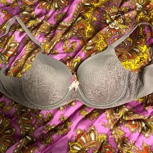 32DD Victoria’s Secret bra